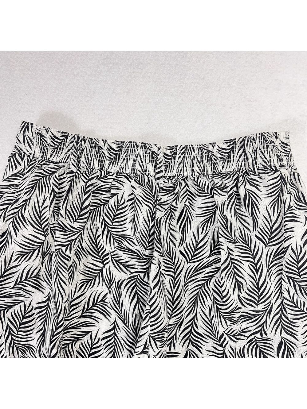 Tahari Wide Leg Crop Pants Black White 100% Linen Large Leaf Pull On Tropical - Picture 4 of 10